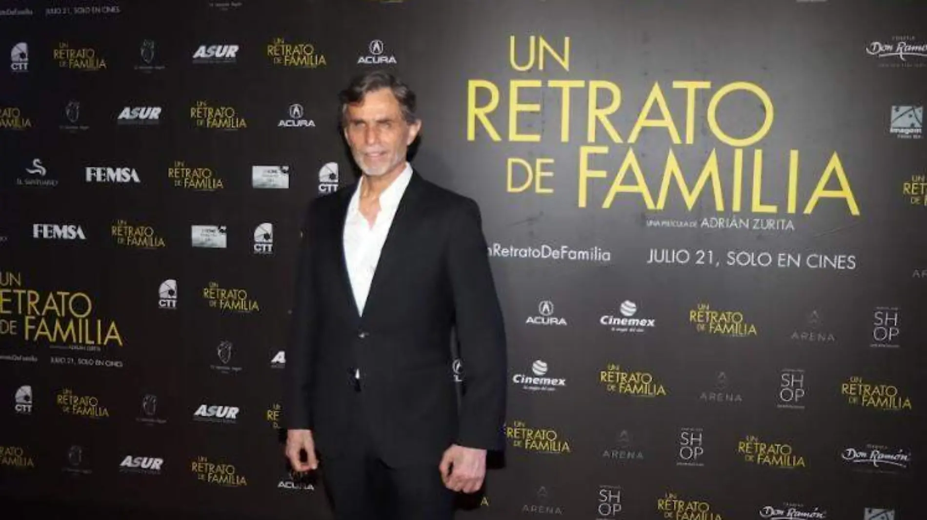 Humberto Zurita en alfombra roja